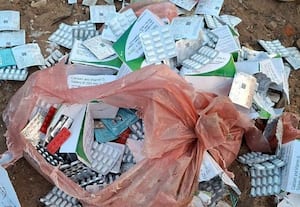  ரோட்டோரம் கொட்டிய காலாவதி மாத்திரைகள்