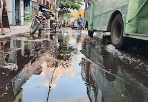  குழாய் உடைப்பால் சாலையில் வீணான குடிநீர்