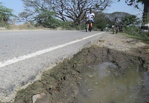  மண் அரிப்பால் சாலையோரம் பள்ளம் ஆற்பாக்கத்தில் விபத்து அச்சம்
