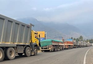  கேரளா செல்லும் கனிமவள லாரிகளுக்கு தடை புளியரையில் நீண்டவரிசையில் காத்திருப்பு