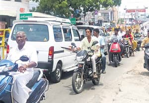 குறுகிய சாலையில் 'பேரிகார்டு' விபத்து ஏற்படும் அபாயம்