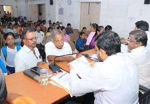  புதிய அரசு பதவியேற்ற பின் முதல் குறைதீர்க்கும் கூட்டம் வீட்டுமனை பட்டா, வேலை வாய்ப்பு மனுக்கள் குவிந்தன