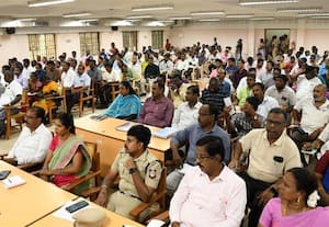  பொதுமக்கள் குறைகேட்புக் கூட்டம் வெறிச்சோடிய அலுவலகம்