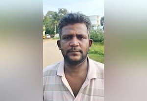  ஓடைப்பாலத்தில் பள்ளத்தால் விபத்து அபாயம்