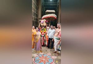  ஸ்ரீரங்கம் ரெங்கநாதருக்கு ஆண்டாள் கிளி, பட்டு வஸ்திரங்கள்