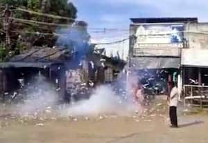  சிதம்பரம் பஸ் ஸ்டேண்டில் 2 டாஸ்மாக் கடைகள் மூடல் பொதுமக்கள் வெடி வெடித்து கொண்டாட்டம்