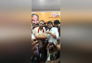  த.வெ.க., மாவட்ட செயலாளருக்கு நினைவு பரிசு வழங்கல்
