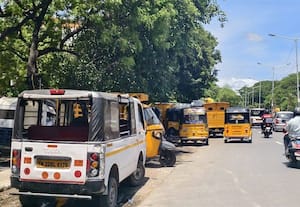 நெசப்பாக்கம் அண்ணா பிரதான சாலையில் ஆக்கிரமிக்கும் கடைகளால் விபத்து அபாயம்