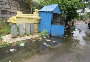  பாதாள விநாயகர் கோவிலை சூழ்ந்த கழிவுநீர் சாக்கடை அடைப்பை நீக்காததால் பக்தர்கள் அவதி