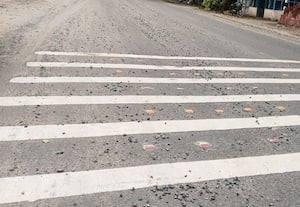  ரோட்டில் சிதறிய ஜல்லி கற்கள் 'பஞ்சர்' ஆகும் வாகனங்கள்