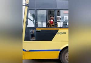  கையடக்க ஒலிபெருக்கி மூலம் பயணிகளை அழைக்கும் கண்டக்டர்