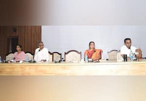  பொதுமக்கள் அளிக்கும் மனுக்கள் மீது உடனடி நடவடிக்கை எடுக்க கலெக்டர் உத்தரவு