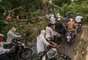 உபியில் சூறாவளி காற்றுடன் கனமழை: 100க்கும் மேற்பட்டோர் உயிரிழப்பு