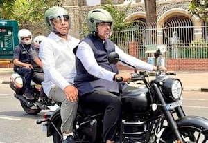 மாநில முதல்வர்களின் சிக்கன நடவடிக்கை ஆரம்பம்; புல்லட்டில் அலுவலகம் சென்றார் பட்னவிஸ்