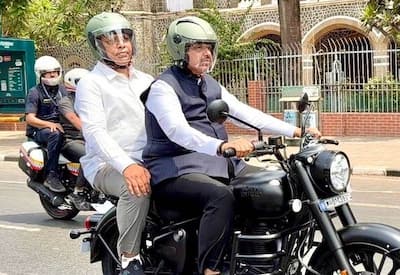 மாநில முதல்வர்களின் சிக்கன நடவடிக்கை ஆரம்பம்; புல்லட்டில் அலுவலகம் சென்றார் பட்னவிஸ்