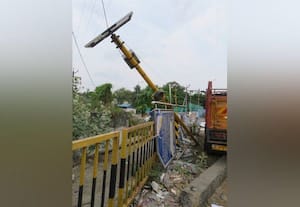 வாகனம் மோதி எச்சரிக்கை விளக்கு கம்பம் சேதம்: சீரமைக்க வாகன ஓட்டிகள் வலியுறுத்தல்