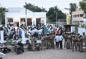  அ.தி.மு.க., அலுவலகத்தில் குவிந்த தொண்டர்கள்