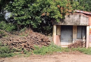  விறகு கிடங்காக மாறிய மகளிர் சுய உதவி குழு அலுவலகம்