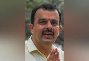 முதல்வரின் மாறுபட்ட கருத்துக்கு ஹிந்து அமைப்புகள் ﻿ எதிர்ப்பு!: 'ஹிஜாபுக்கு ஓகே; காவி சால்வை மறுப்பா' என கேள்வி