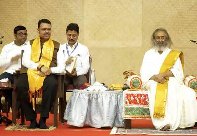 இந்தியாவை ஆன்மிக வல்லரசாக மாற்றும் பாதைக்கு வழிகாட்டும் குருஜி ஸ்ரீஸ்ரீ ரவிசங்கர்; மஹா. முதல்வர் பட்னவிஸ் புகழாரம்