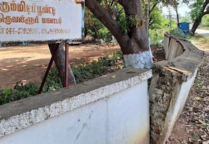  இடிந்து விழும் அபாய நிலையில் தீயணைப்பு துறை சுற்றுச்சுவர்