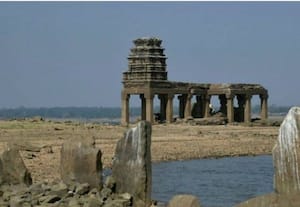  கே.ஆர்.எஸ்., அணையில் தென்பட்ட நாராயண சுவாமி கோவில்