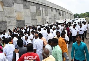  பழனிசாமி -- சண்முகம் கோஷ்டிகள் பிரச்னை விழுப்புரம் அ.தி.மு.க., அலுவலகத்திற்கு பூட்டு