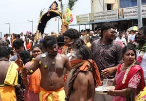  முருகன் கோவிலில் கிருத்திகை விழா 2 மணி நேரம் காத்திருந்து தரிசனம்