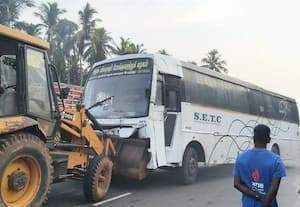 புதுச்சேரி அருகே இ.சி.ஆரில் அதிவேகமாக வந்த அரசு பஸ் கார், ஸ்கூட்டர் மீது அடுத்தடுத்து மோதி விபத்து: ஒரே குடும்பத்தைச் சேர்ந்த மூவர் பலி 
