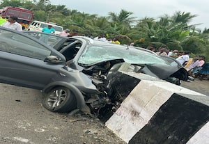 மதுரையில் கோர விபத்து; சாலை பக்கவாட்டு சுவரில் கார் மோதி 5 பேர் பலி