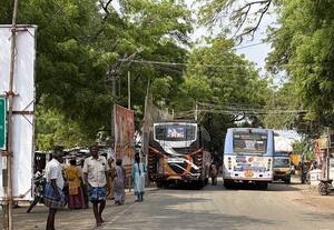 வெம்பக்கோட்டையில் பஸ் ஸ்டாண்ட் இல்லை: ரோட்டிலே ஏற்றி இறக்குவதால் போக்குவரத்து நெரிசல்