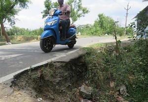 மண் அரிப்பால் சாலையோரம் பள்ளம்: விபத்தில் சிக்கும் வாகன ஓட்டிகள்