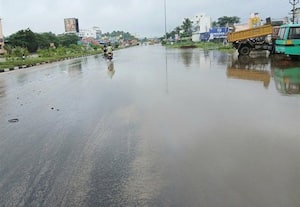 கனமழை தோறும்  தண்ணீரில்  மூழ்கும்  வடமதுரை நால்ரோடு சந்திப்பு