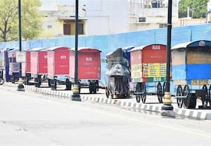  60 அடி ரோட்டில் அடாவடி ஆக்கிரமிப்பு: பாதசாரிகளுக்கு இடையூறாக தள்ளுவண்டிகள் அணிவகுப்பு