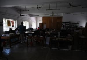  இருளில் மிதக்கும் கலெக்டர் அலுவலக வளாகம் ஜெனரேட்டர் இருந்தும் ஊழியர்கள் அலட்சியம்