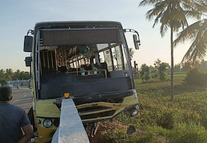 ஆற்றுப் பாலத்தில் பஸ் மோதி விபத்து 