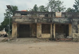 சிமென்ட் குடோனாக இயங்கும் பழைய கட்டடத்தில் விபத்து அச்சம்