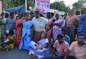  கணவரை தாக்கியதை கண்டித்து கை குழந்தையுடன் பெண் மறியல் அரசு மருத்துவமனையில் பரபரப்பு 