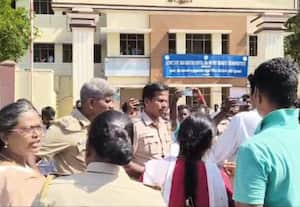  சிறுமியின் உடலை வழங்க கோரி அரசு மருத்துவமனை முன்பு மறியல்