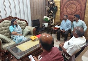 வீட்டில் அதிகாரிகளுடன் ஆய்வு கூட்டம்; சர்ச்சையில் தவெக பெண் எம்எல்ஏ