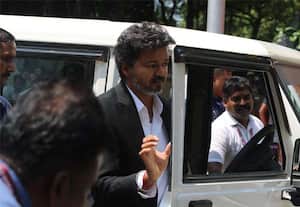 புதிய வாகனத்தை இயக்கிப் பார்த்து முதல்வர் விஜய் ஆய்வு
