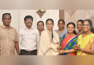  10ம் வகுப்பில் அதிக மதிப்பெண் பெற்ற மாணவிக்கு பாராட்டு