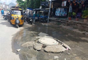  பாதாள சாக்கடையில் வெளியேறும் கழிவுநீர்