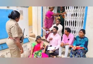  அடகு நகை போலியா: வங்கி முன் போராட்டம்