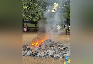  வட்டார வள மைய ஆவணங்கள் எரிப்பு