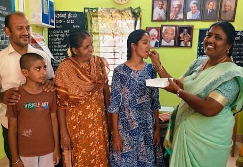 497 மதிப்பெண் பெற்ற விசைத்தறியாளர் மகள்: அரசுப்பள்ளி மாணவி சாதனை
