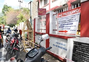  தடுப்பை மீறி நிற்கும் வாகனங்கள் தபால் நிலையம் முன் சிக்கல் நீடிப்பு