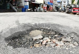  குழாயை சீரமைக்காமல் அவசரகதியில் ரோடு பணி
