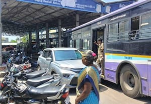 திருப்போரூர் பேருந்து நிலையத்தில் இருசக்கர வாகனங்களால் இடையூறு