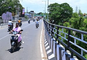  100 அடி சாலை மேம்பாலத்தில் விபத்தை தடுக்க தடுப்பு சுவரில் இரும்பு வேலி அமைக்கப்படுமா?